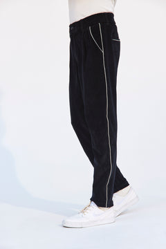 Freizeitanzug-Hose von OPEN ERA aus Kordstoff mit Velour-Haptik im 60er-Retro-Stil – Kampagnenfoto 1