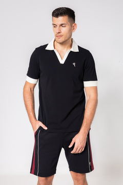 V-Neck Polo von OPEN ERA aus Bio-Piqué mit Kontrast-Akzenten – Kampagnenfoto 1