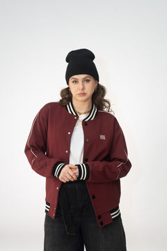 Scuba Bomber von OPEN ERA – Retro-Collegejacke mit Kontrasten an Kragen und Bündchen – Kampagnenfoto 1