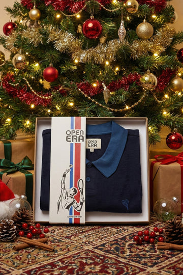 OPEN ERA Weihnachts-Bundle: Retro-Polo + Gratis Geschenk-Case