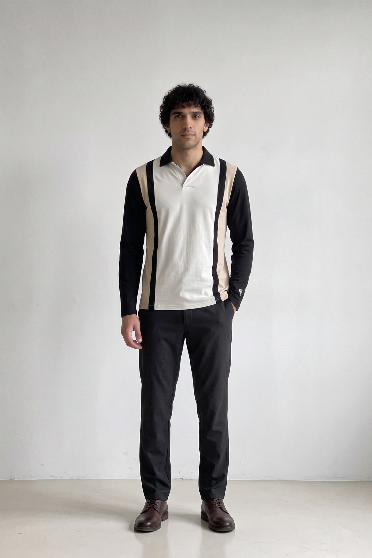 The Country Club Layer von OPEN ERA: Rugby Sweater über dem Mods Polo, Kragen sichtbar – Studioaufnahme