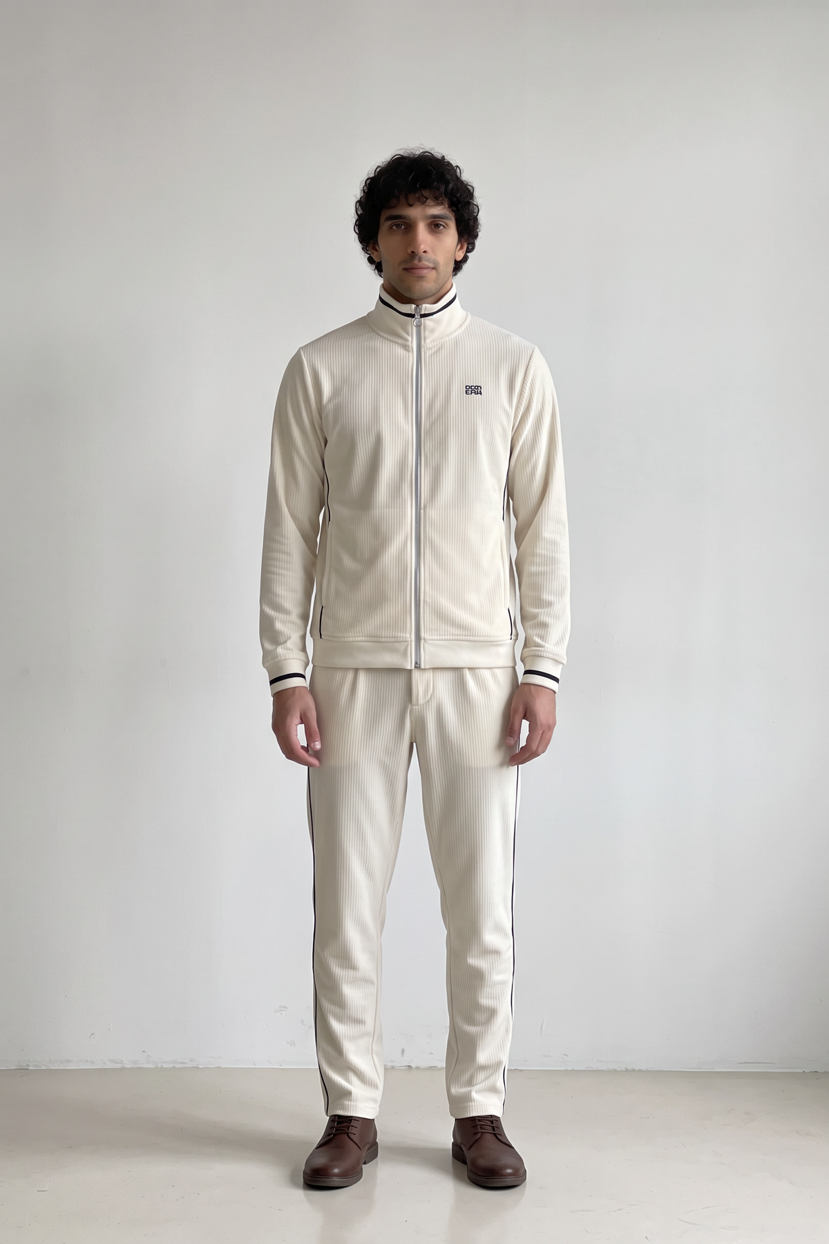 The Leisure Suit in Off-White von OPEN ERA: Velvet-Corduroy Jacke und Hose im 60er Style – Studioaufnahme