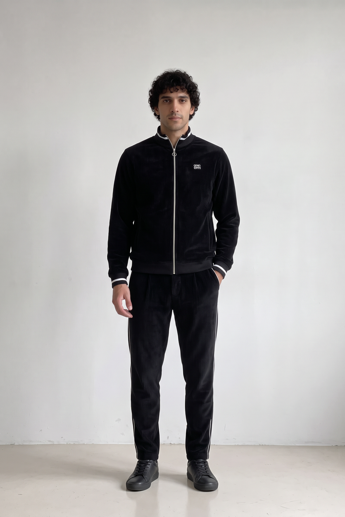 The Leisure Suit in Schwarz von OPEN ERA: Velvet-Corduroy Jacke und Hose im 60er Style – Studioaufnahme