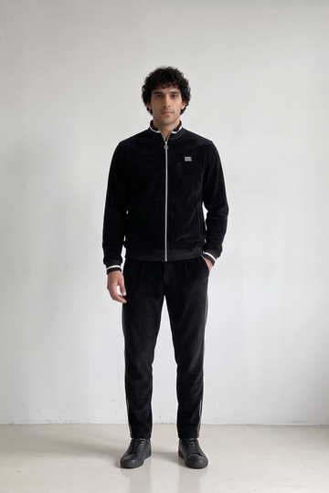 The Leisure Suit in Schwarz von OPEN ERA: Velvet-Corduroy Jacke und Hose im 60er Style – Studioaufnahme