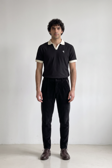 The Weekend Set von OPEN ERA: Velvet-Corduroy Hose und beiges Raglan Polo mit Langarm – Studioaufnahme